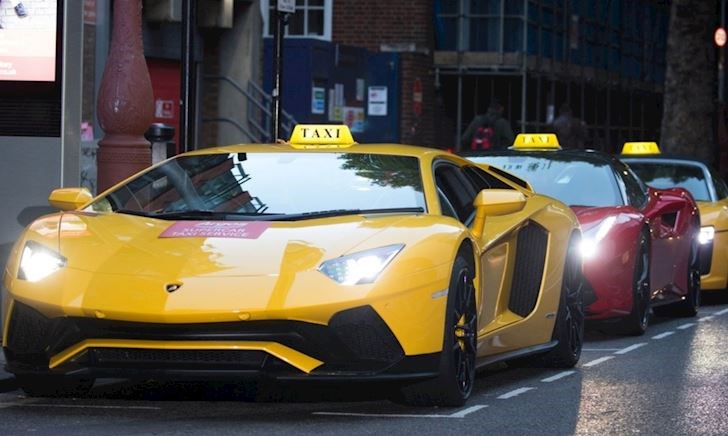 10 mẫu taxi dùng siêu xe sang chảnh nhất thế giới