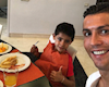 Ông bố Ronaldo hé lộ cách dạy con: cấm ăn snack và uống nước ngọt