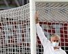 Mourinho gặp chuyện mờ ám ở Europa League: Khung thành bị "cắt xén" 5 cm