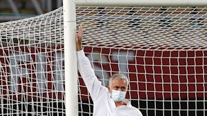 Mourinho gặp chuyện mờ ám ở Europa League: Khung thành bị 