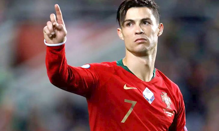 'Cỗ máy ghi bàn' Ronaldo cách cột mốc lịch sử đúng 1 bàn