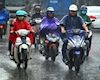 Những lưu ý giúp anh em chạy xe máy an toàn vào những ngày mưa