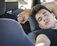 Hãy hạn chế tối đa việc ngủ trên ô tô nếu bạn không muốn 'xanh cỏ'
