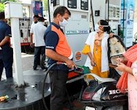 Ấn Độ cho người dân chở 3 trên xe máy do giá xăng tăng quá cao