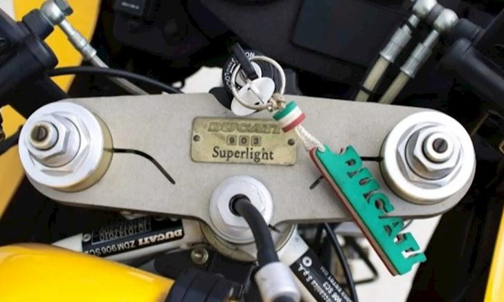 xe-co-900-superlight-duoc-trang-bi-phu-kien-dua-bo-ly-hop-kho-dac-trung-cua-ducati-1
