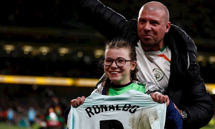 Con gái vượt rào vào xin áo Ronaldo, ông bố rớt nước mắt đóng phạt hơn