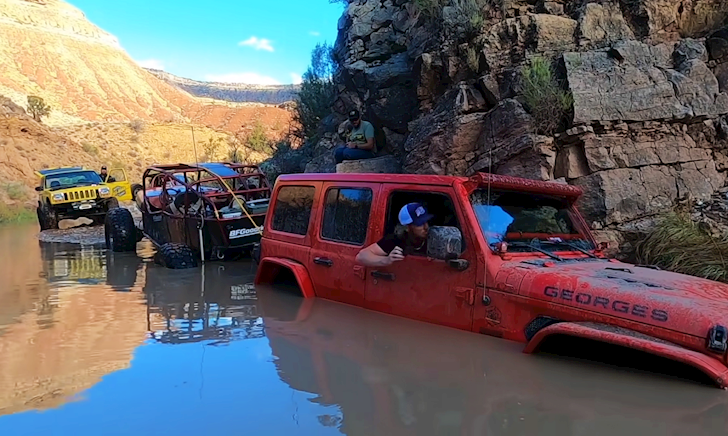 Quá trình giải cứu chiếc Jeep Wrangler 2,2 tỷ đồng bị mắc kẹt dưới sông