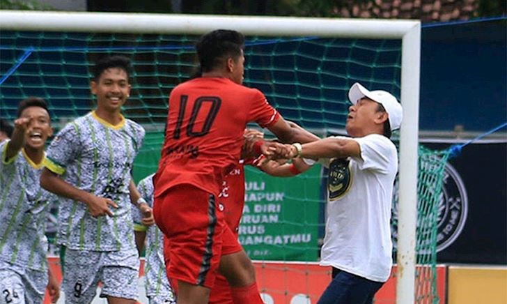 Cầu thủ Indonesia đấm cả chủ tịch, nhưng nhận án phạt như trò đùa