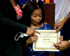 Bé gái 9 tuổi được tặng bằng khen vì dũng cảm solo với tên cướp