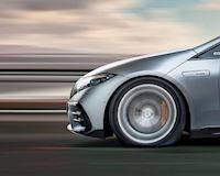 Xe Mercedes-Benz tự xì lốp để giảm tốc độ khi phát hiện hỏng phanh