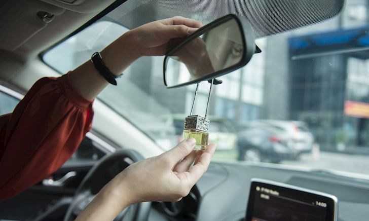 6 cách đơn giản để khử mùi khó chịu trên xe mới
