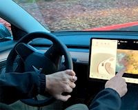 Cho phép tài xế chơi game khi đang lái xe, Tesla đang bị điều tra