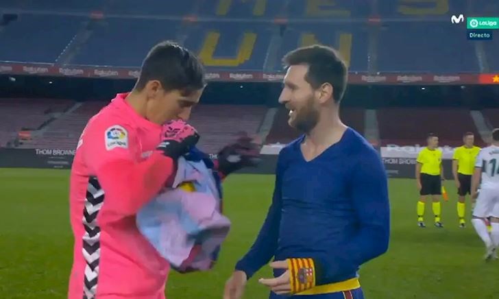 Thủ môn vô danh khiến Messi chủ động đổi áo đấu là ai
