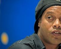 Cuộc sống tăm tối của Ronaldinho sau khi mất mẹ