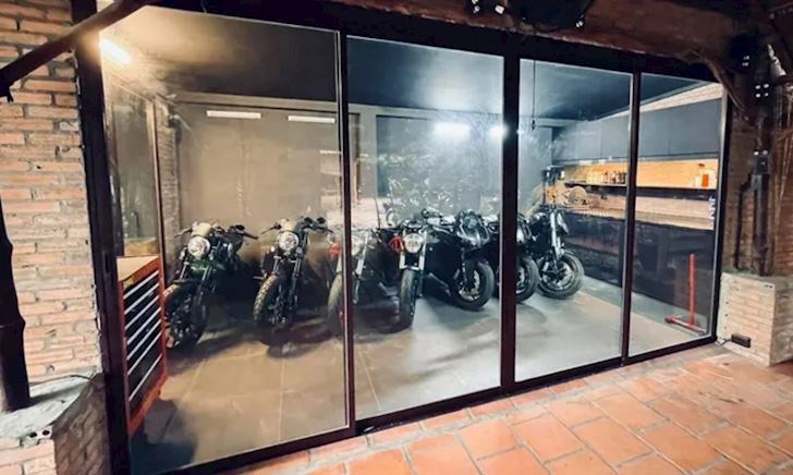 Gara chuẩn Châu Âu cất giữ bộ sưu tập môtô Ducati của Johnny Trí Nguyễn