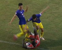 Cầu thủ Hà Nội sút vào bụng đối thủ khiến dân mạng phẫn nộ