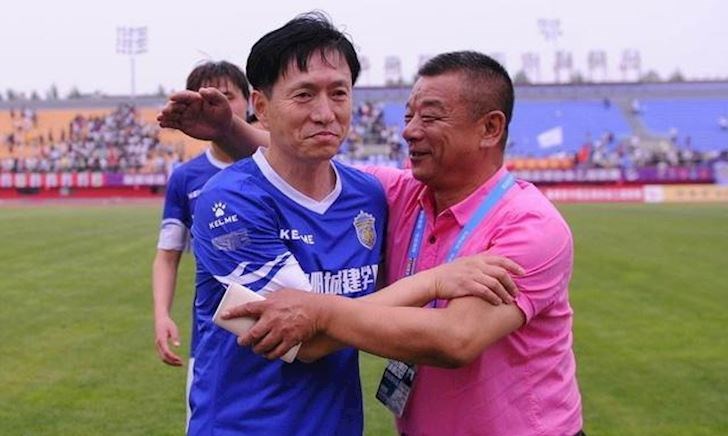 Báo Trung Quốc xấu hổ vì giải đấu ao làng, ông chủ xỏ giày làm cầu thủ