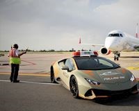 Ở Ý người ta dùng cả Lamborghini Huracan Evo làm xe dẫn đường cho máy bay