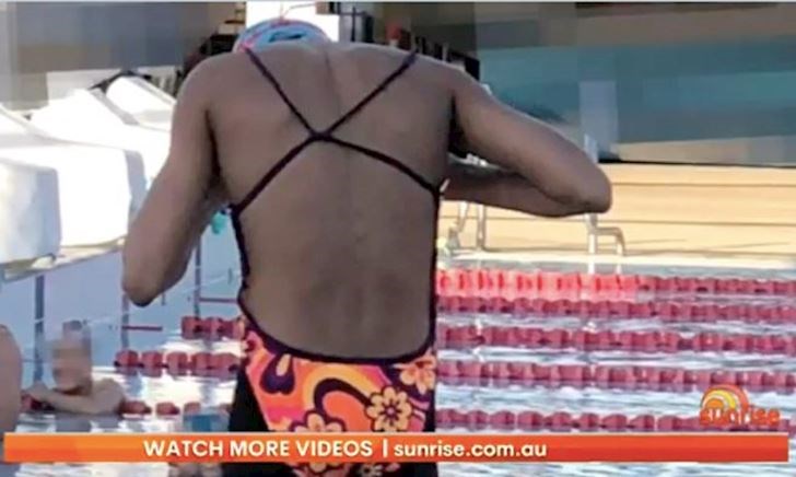 Ngỡ ngàng nam VĐV mặc bikini nữ khi đi bơi, và sự thật ít ai biết đằng sau