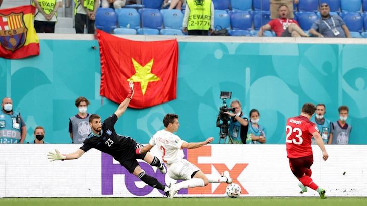 Quốc kỳ Việt Nam với cờ đỏ sao vàng mang trong mình niềm tự hào và truyền thống lâu đời của dân tộc. Năm 2024, giải bóng đá Euro sẽ là dịp để thế giới chứng kiến sức mạnh và đẳng cấp của đội tuyển Việt Nam, cộng thêm hình ảnh tuyệt đẹp của quốc kỳ trong các trận đấu.