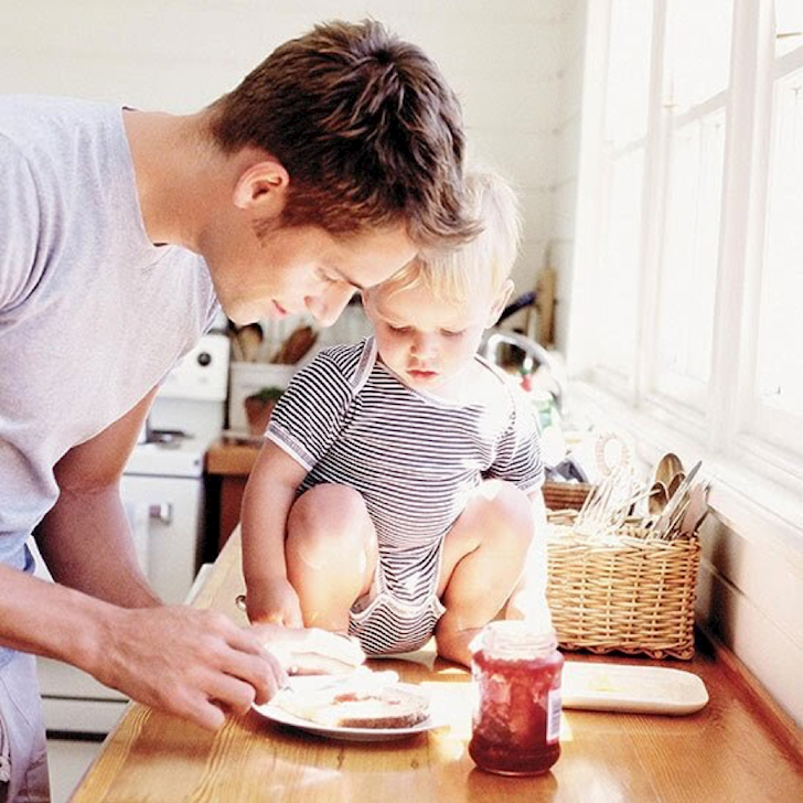 Feeding dad. Детям о папе. Завтрак папы и ребенка. Папа кормит ребенка. Папа в декрете.