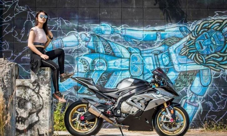 Nữ biker người Thái xinh đẹp, chủ nhân BMW S1000RR độ