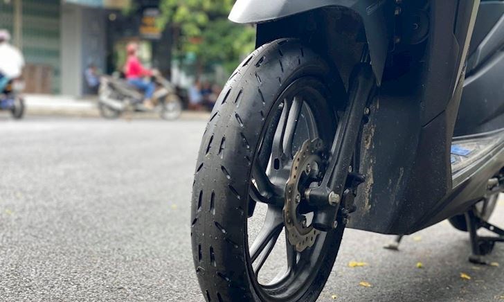 Dùng lốp đua không gai cho xe chạy ngoài đường phố, thật sai lầm