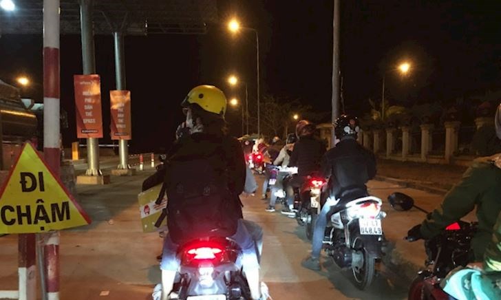 Chạy xe máy về quê ăn Tết, hãy hạn chế đi ban đêm