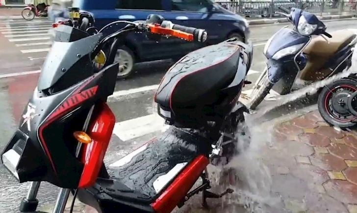 Rửa xe máy điện, xe đạp điện anh em cần cẩn thận