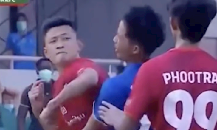 Cầu thủ thi triển Muay Thái khi đá bóng đã bị nạn nhân làm đơn kiện