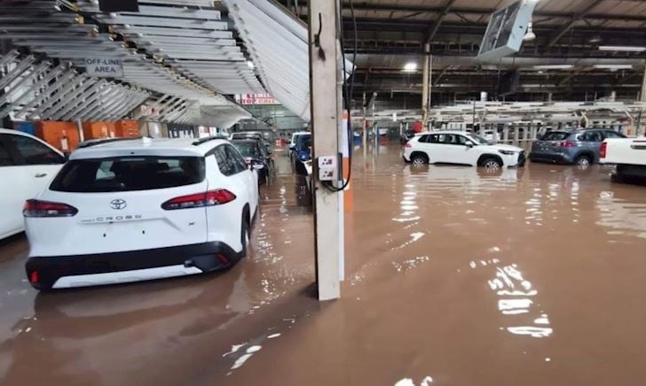 Hàng trăm chiếc ô tô ngập trong nước do mưa lớn, Toyota chịu thiệt hại nặng