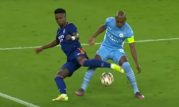 Vinicius Junior độc diễn 7 giây từ giữa sân và sút tung lưới Man City
