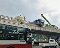 Xe tải mất lái suýt rơi khỏi cầu vượt ở Đồng Nai
