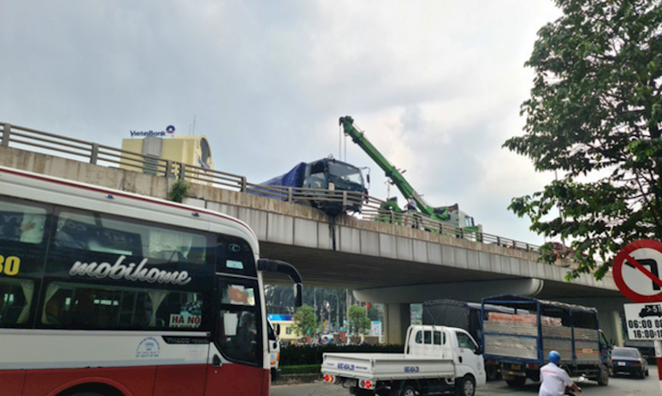 Xe tải mất lái suýt rơi khỏi cầu vượt ở Đồng Nai
