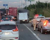 CSGT xử phạt hơn 400 xe đi vào làn khẩn cấp trên cao tốc, cộng đồng ủng hộ