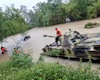 Dùng xe tăng lội nước giải cứu ô tô bị ngập ở Tam Đảo