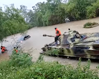 Dùng xe tăng lội nước giải cứu ô tô bị ngập ở Tam Đảo