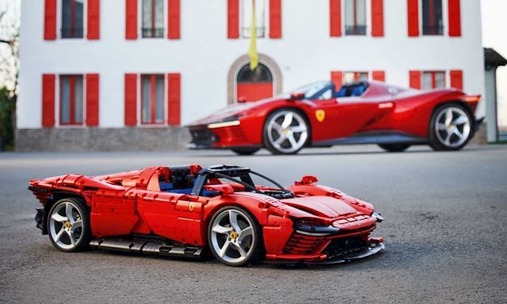 Ferrari Daytona SP3 mô hình Lego chi tiết đến tận động cơ