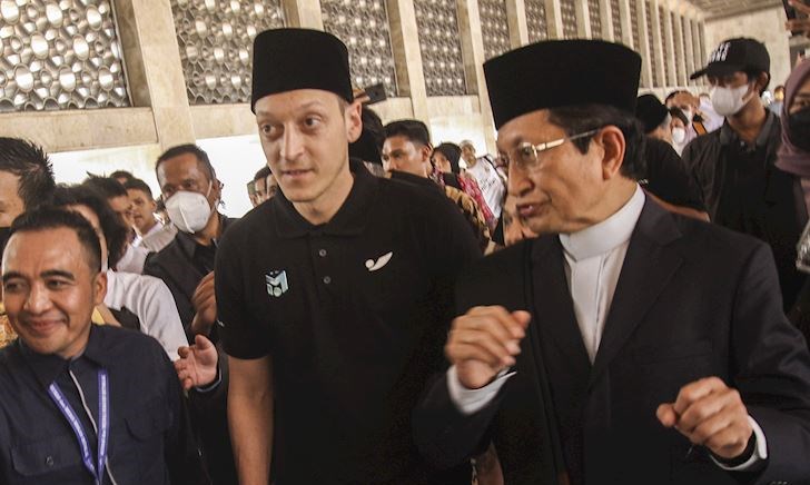Mesut Ozil bày tỏ ý định chơi bóng ở Indonesia