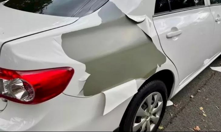 Người dùng xe Toyota hoang mang khi sơn trên xe bong ra như giấy dán