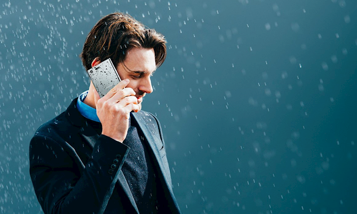 Cách bảo vệ điện thoại an toàn khi trời mưa