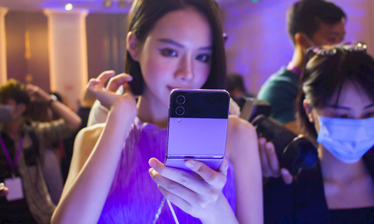 Tren tay Galaxy Z Flip 4 vua ra mat Thiet ke khong doi ban le duoc nang cap