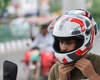 Đường phố ô nhiễm, Ấn Độ chế tạo luôn nón bảo hiểm có lọc không khí